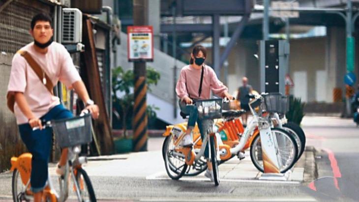 46岁蓝正龙离婚，与周幼婷结束9年婚姻，夫妻俩骑单车办离婚手续