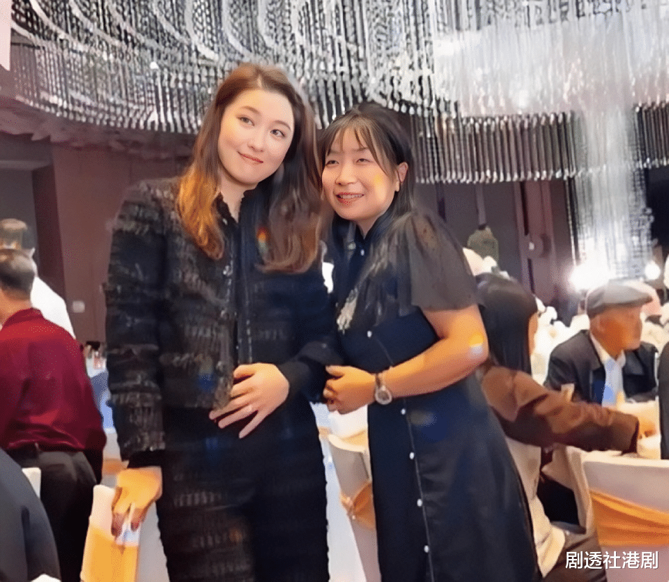 香港知名女星被曝怀二胎,腹部凸起孕味足,婚姻生活备受外界争议