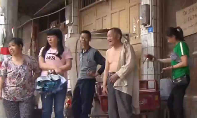 8旬老太太耍无赖,霸占邻居房子10年,房主索要反遭殴打