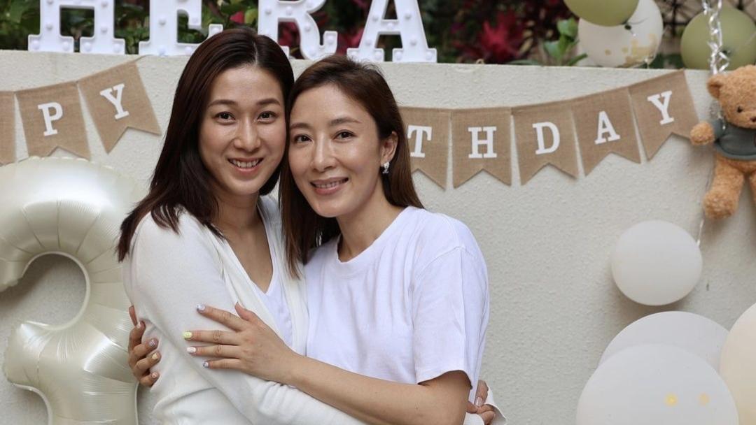 钟嘉欣|杨怡晒3岁女儿庆生照，钟嘉欣惊喜现身，同时带三个儿女低调返港