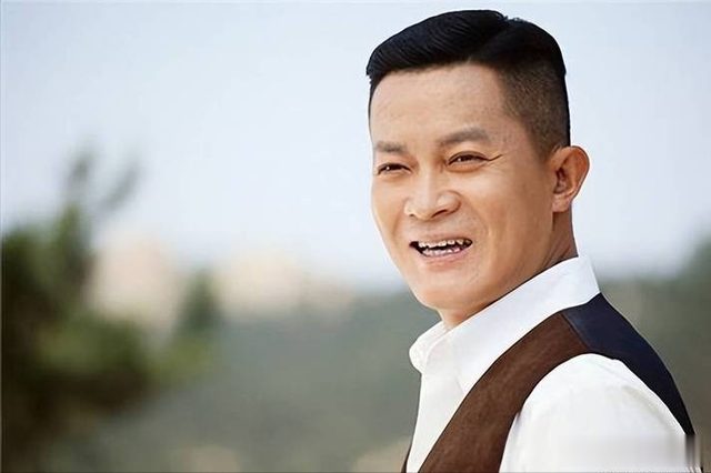 19岁与导演私奔裸婚,在地下室连生3胎,如今丈夫用7部剧将她捧红