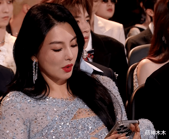 星光大赏台下好精彩：胡歌无聊睡着，赵露思看手机，王一博玩快闪