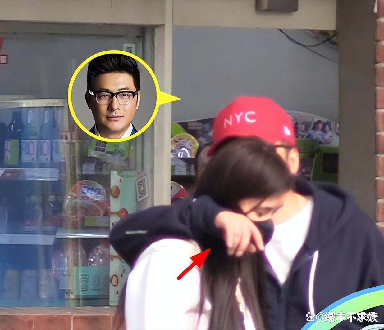 50岁王岳伦新恋情曝光,当街摸女方大腿,女子又高又瘦神似白鹿!