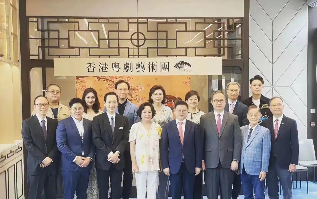 化妆|赌王三太和霍启刚同框,70岁皮肤紧致惹人慕,钻戒手镯豪气吸睛