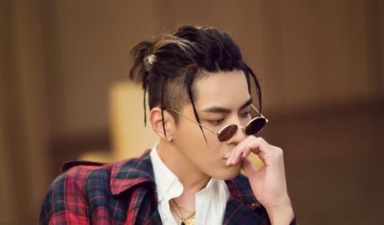 吴亦凡狱中生活如鱼得水已当班长坚持写歌,两人照顾生活起居