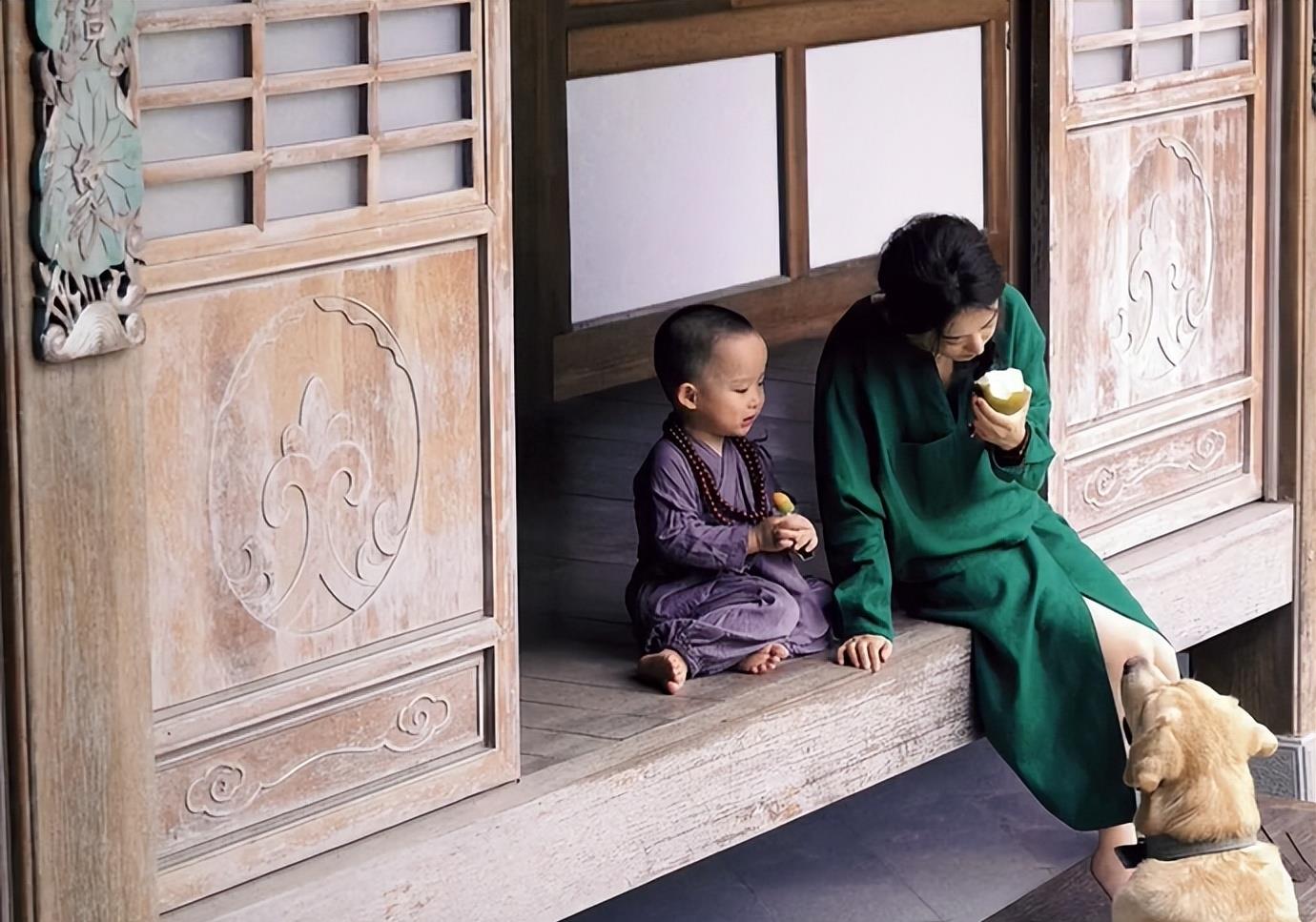 杨颖脚趾甲过长被嘲后,赵丽颖没穿鞋拍照,脚部处理却被赞接地气!