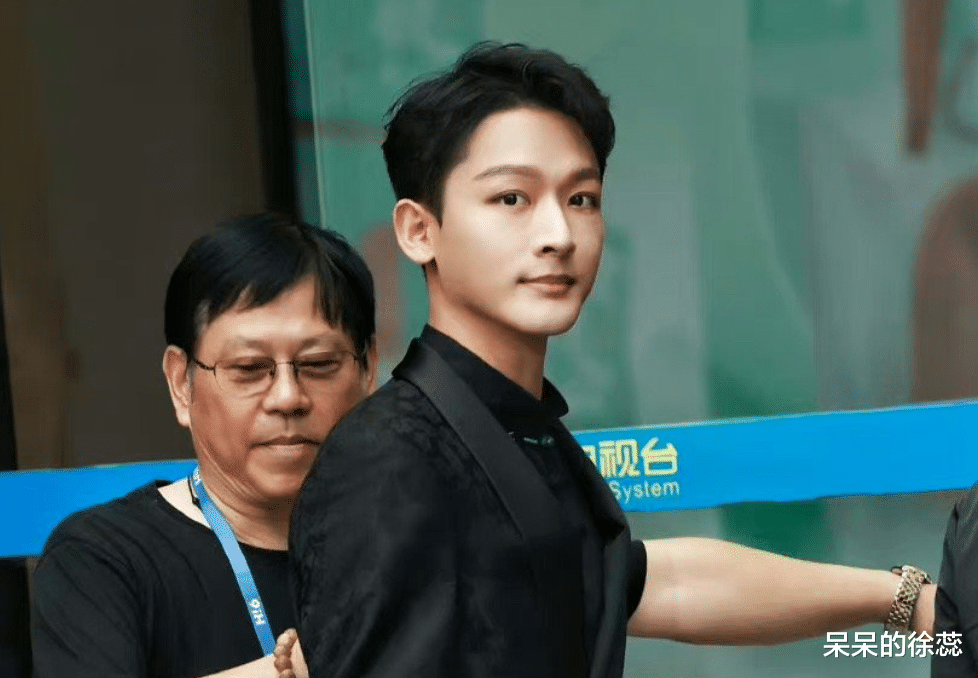 任敏|《星期六》出圈理由:杨紫的发际线,邓为的纹身,张晚意的脸