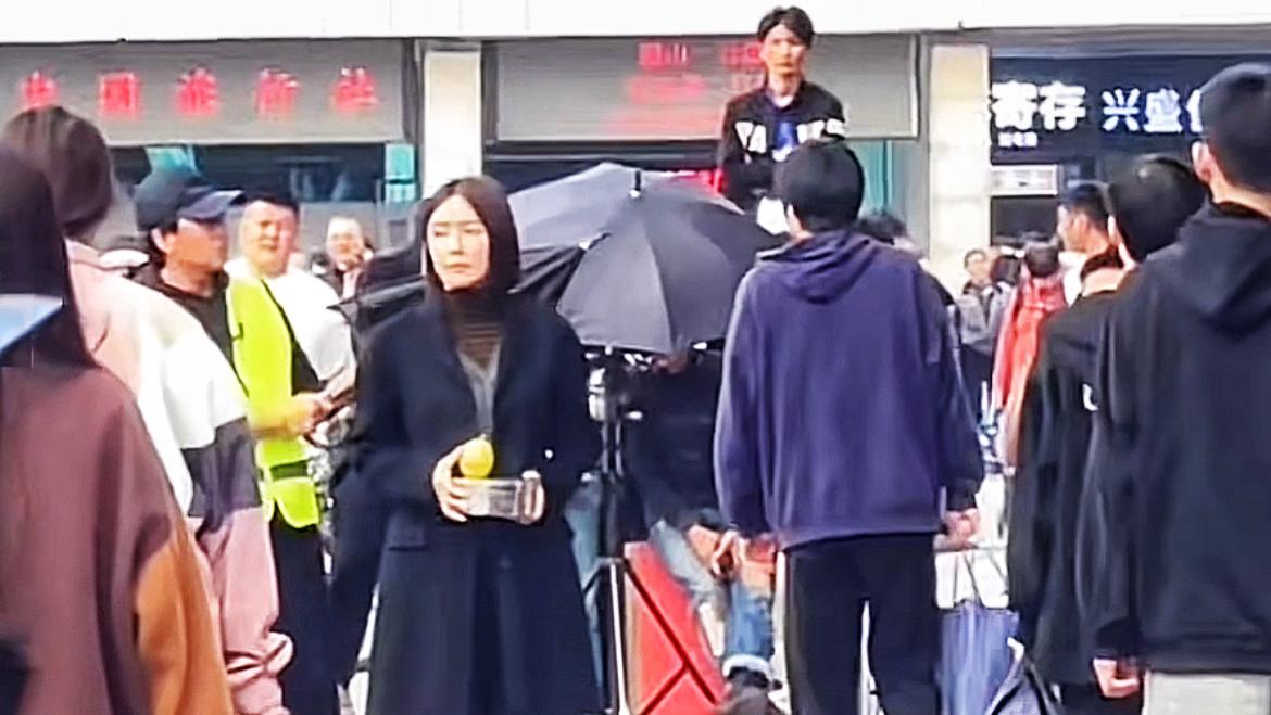 长沙：44岁秦岚街头拍戏，穿着土气无女神范，工作人员喊大家闪开