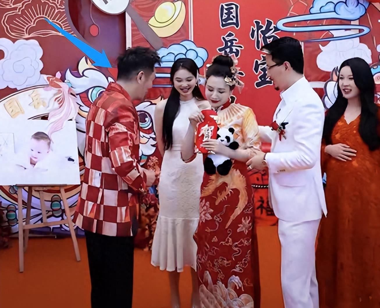 太掉价!53岁陈浩民参加网红女儿百日宴,低头哈腰充当背景板