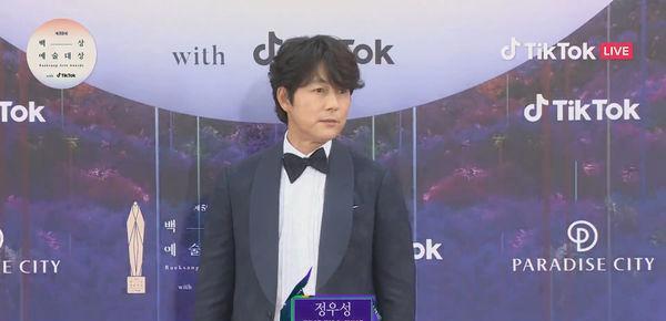 黑暗荣耀|百想孙锡久性感胡渣现身!《黑暗荣耀》男星西装领结帅气踏红毯