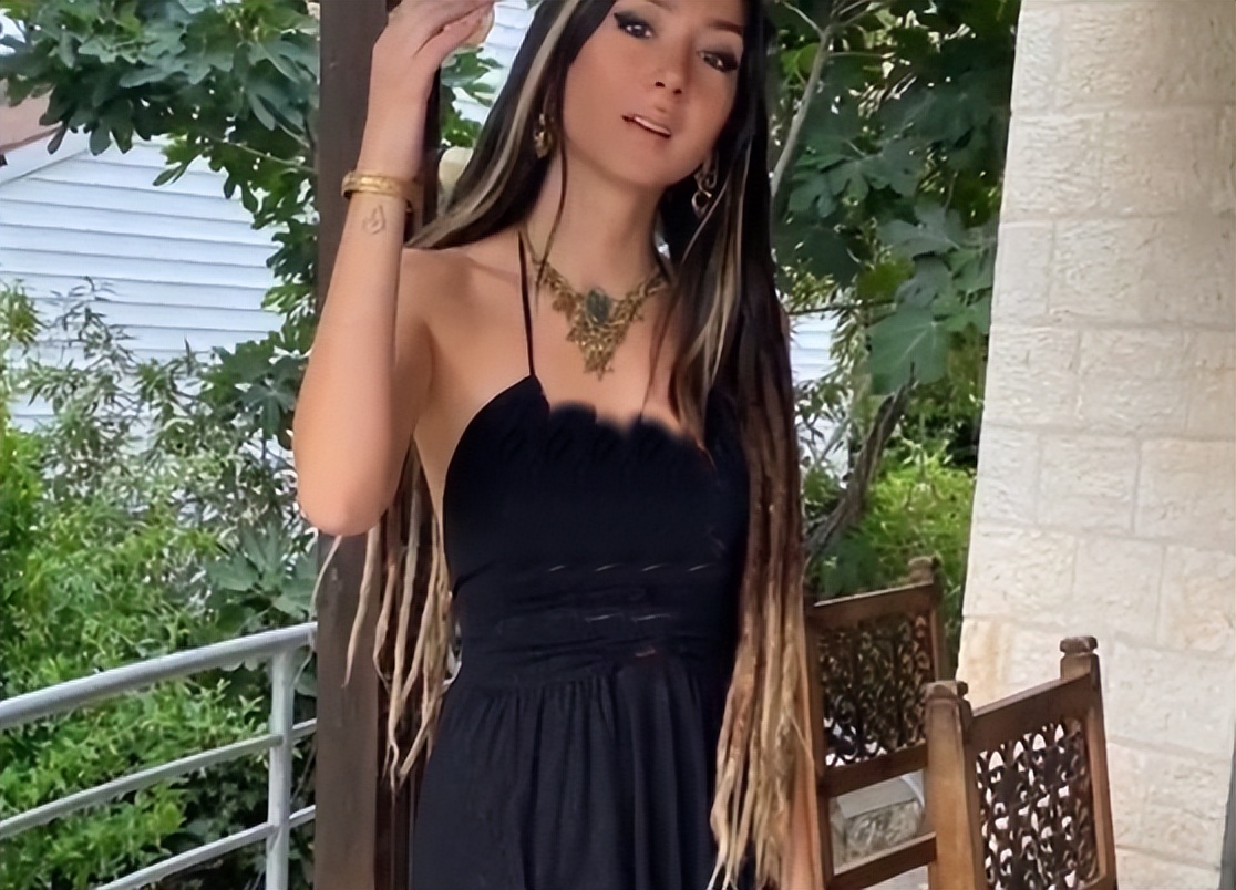 曝混血女疑命丧哈马斯，全身仅穿三角裤游街，母亲举照片悲痛求助