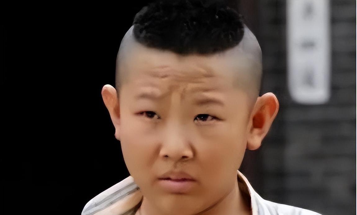 侯祥:9岁停止发育,出道18年只能演小孩,和妻子同框被嘲像是母子