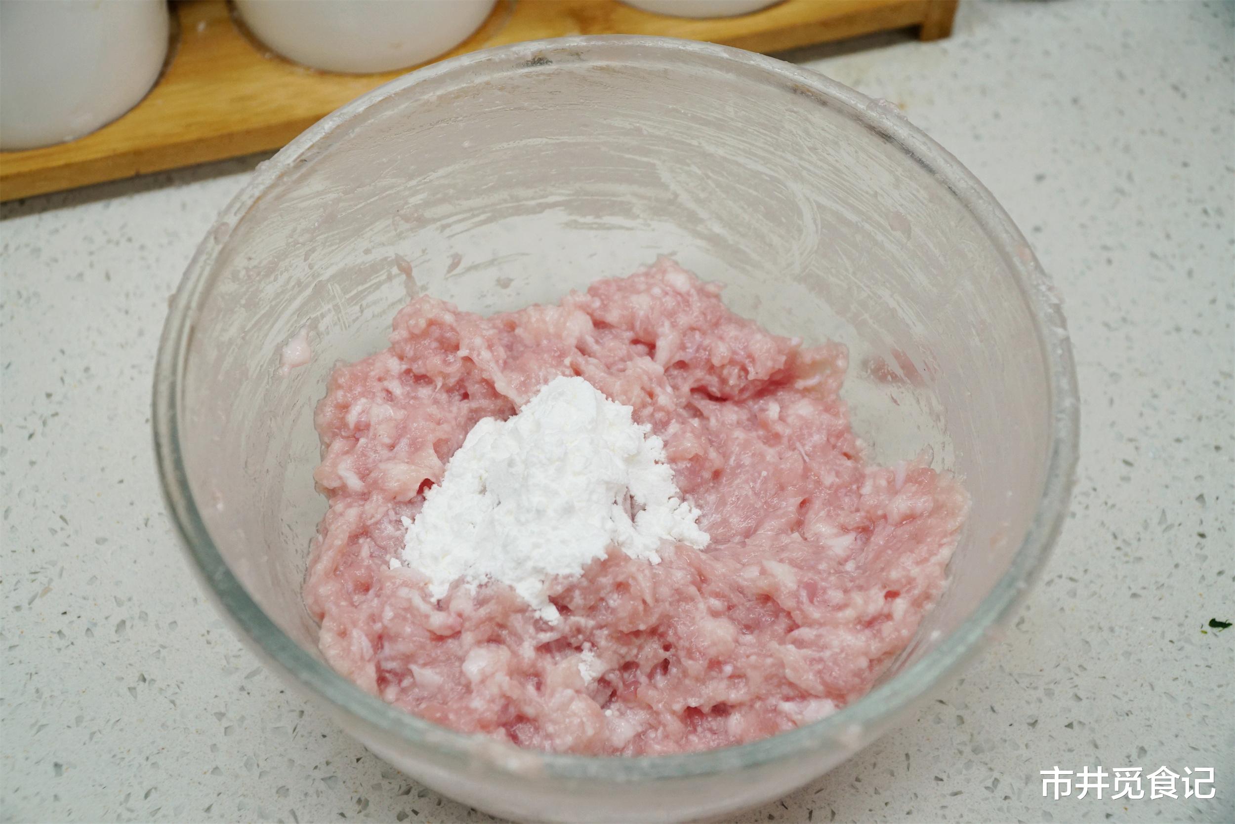 美食教程|我家拿手的“生汆丸子”，馋了煮一碗，Q弹鲜香，大人孩子都爱吃