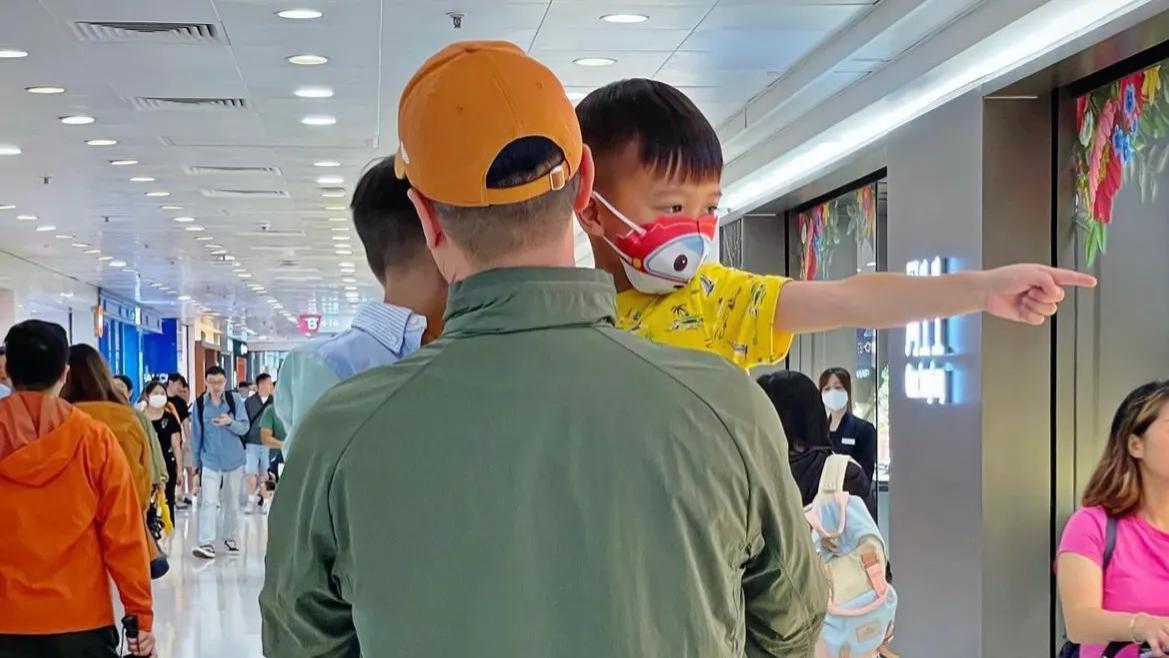 胡杏儿|胡杏儿老公带娃逛街，和俩儿子互动堪比健身，一路大展爸爸力