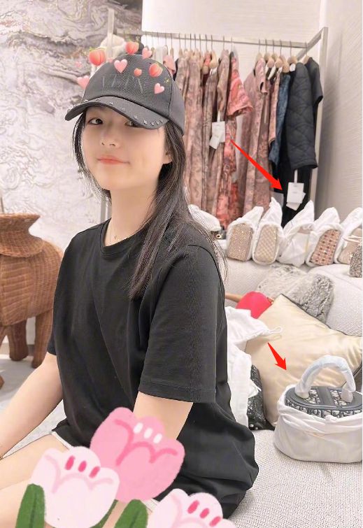 50岁王岳伦陪美女看演出,女方娃娃脸像学生!上月刚和李湘回老家