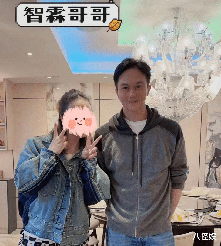 袁咏仪夫妇逛街,52岁白发张智霖被P成童颜,网友:又老又年轻