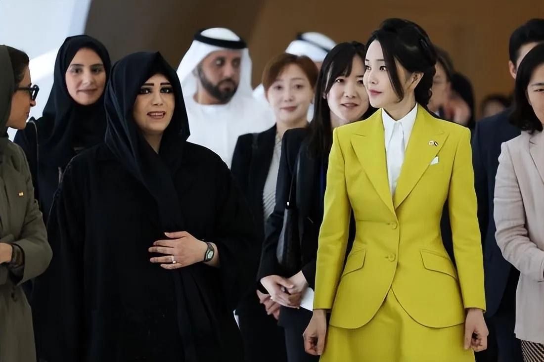 衬衫 韩国夫人真懂穿搭，看她的“配色”水平就知道，51岁还嫩成小姑娘