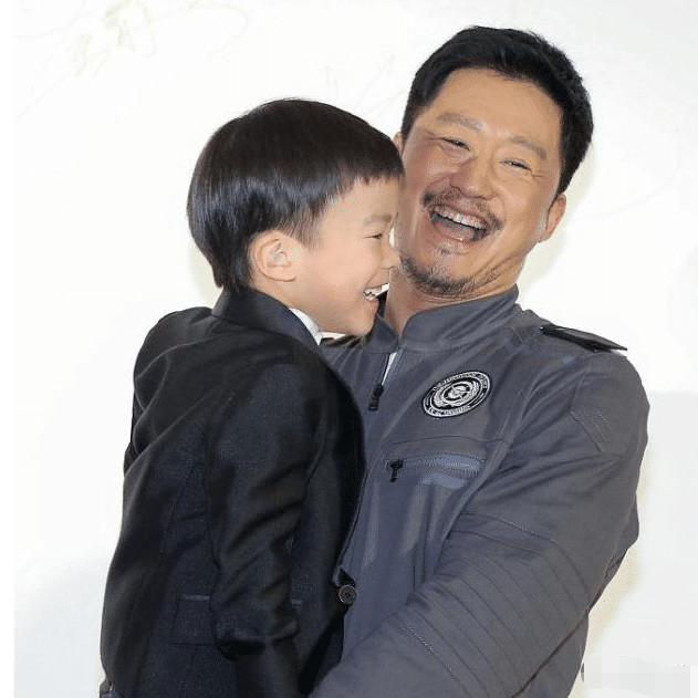 49岁吴京参加家长会无人识!