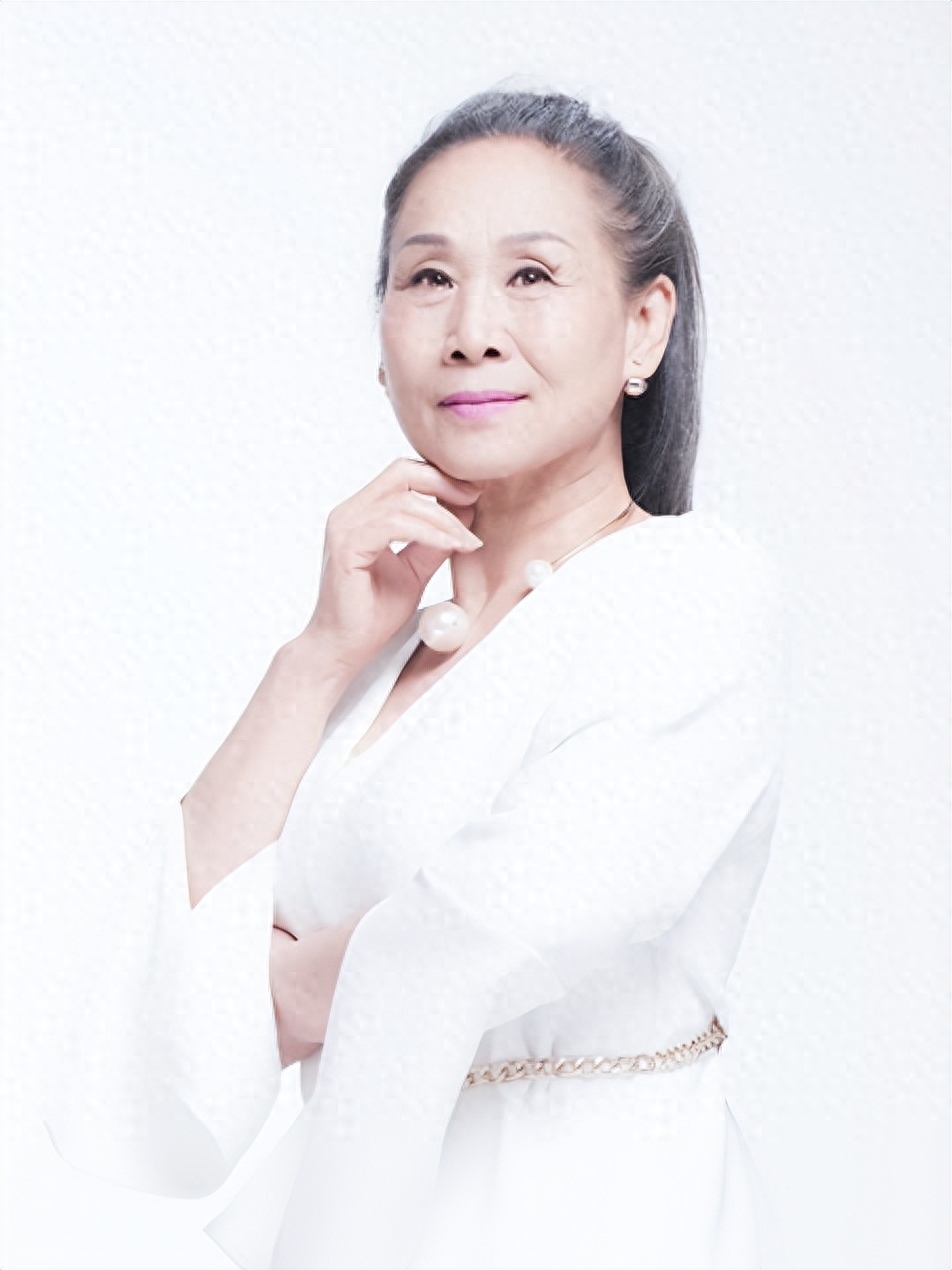 60岁被亲儿子带入演艺圈，73岁成了“百亿老太”，如今比儿子还要红