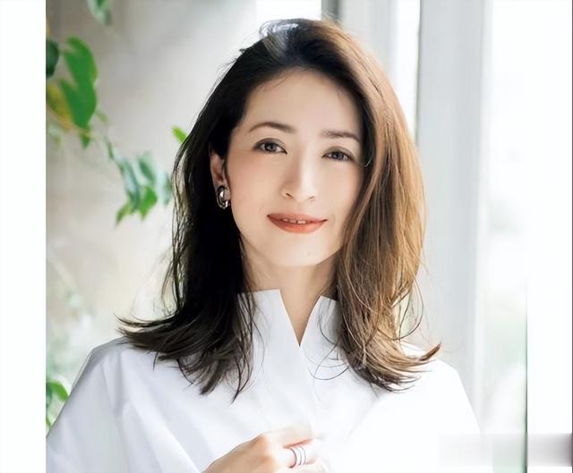 到老都优雅的女人不会“烫羊毛卷”，换上这3种发型，更时尚洋气