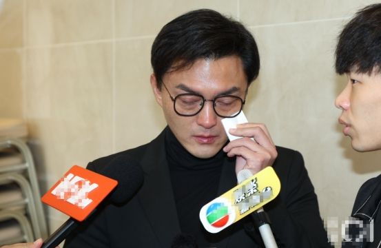 孟海出殡!17岁女儿抱遗照,洪金宝拄拐杖送别,曾志伟钱嘉乐忍泪