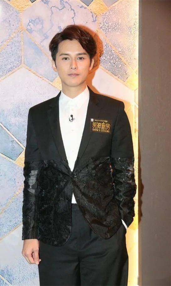 他外形高帅，忤逆父母拍戏被封锁经济，捱6年爆红想买楼报答父母