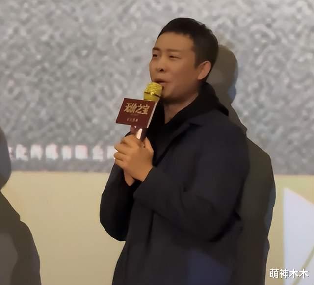 张译疑受马面裙风波影响，路演现场冷脸情绪低落，拒收礼物拒签名