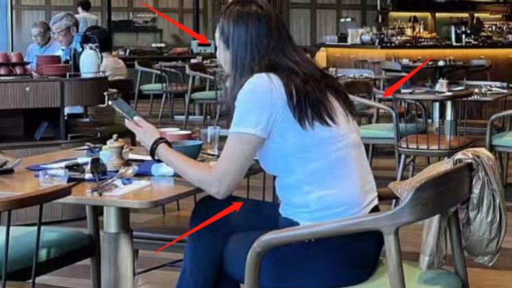 49岁徐静蕾“胖若两人”，虎背熊腰气质全无，与黄立行不婚不育