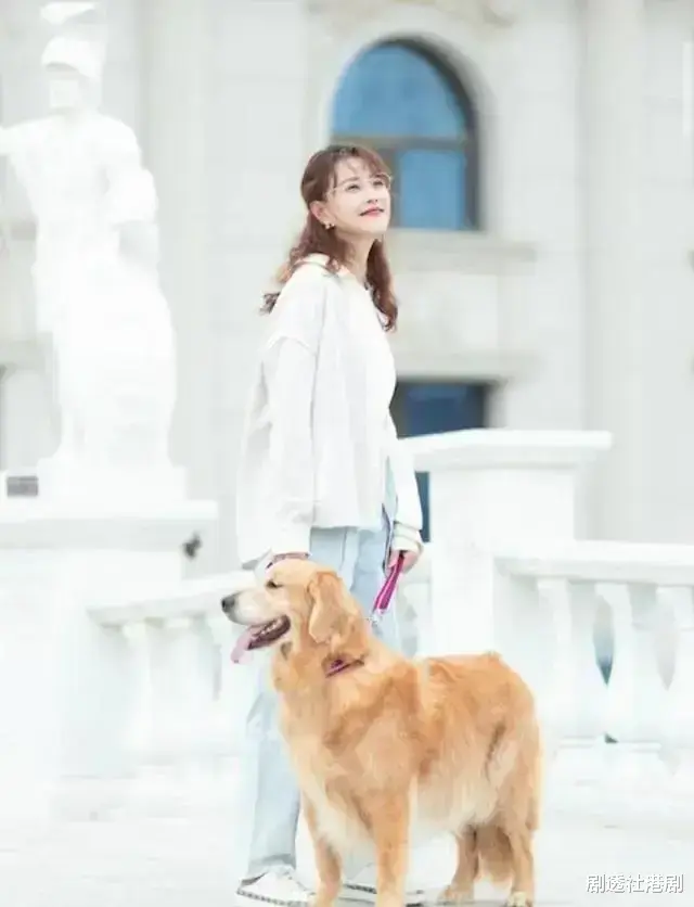 香港知名女星被曝耍大牌发脾气，被踢出节目，定居北京住万尺豪宅