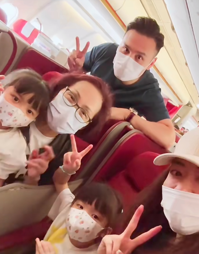 熊黛林携双胞胎女儿游迪士尼，老公郭可颂惊喜现身，一家四口罕合体超温馨