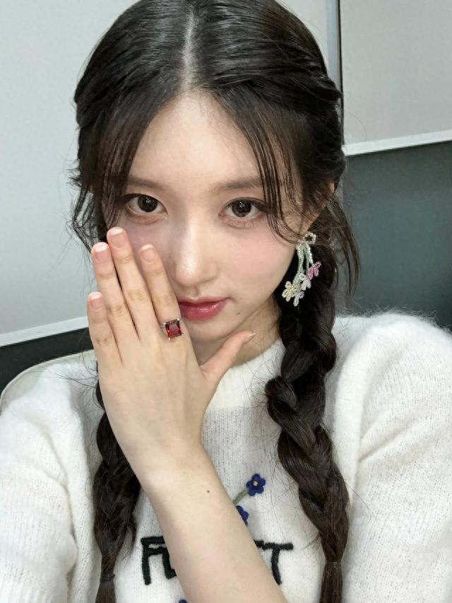 麻花辫和双马尾造型的/金秋天