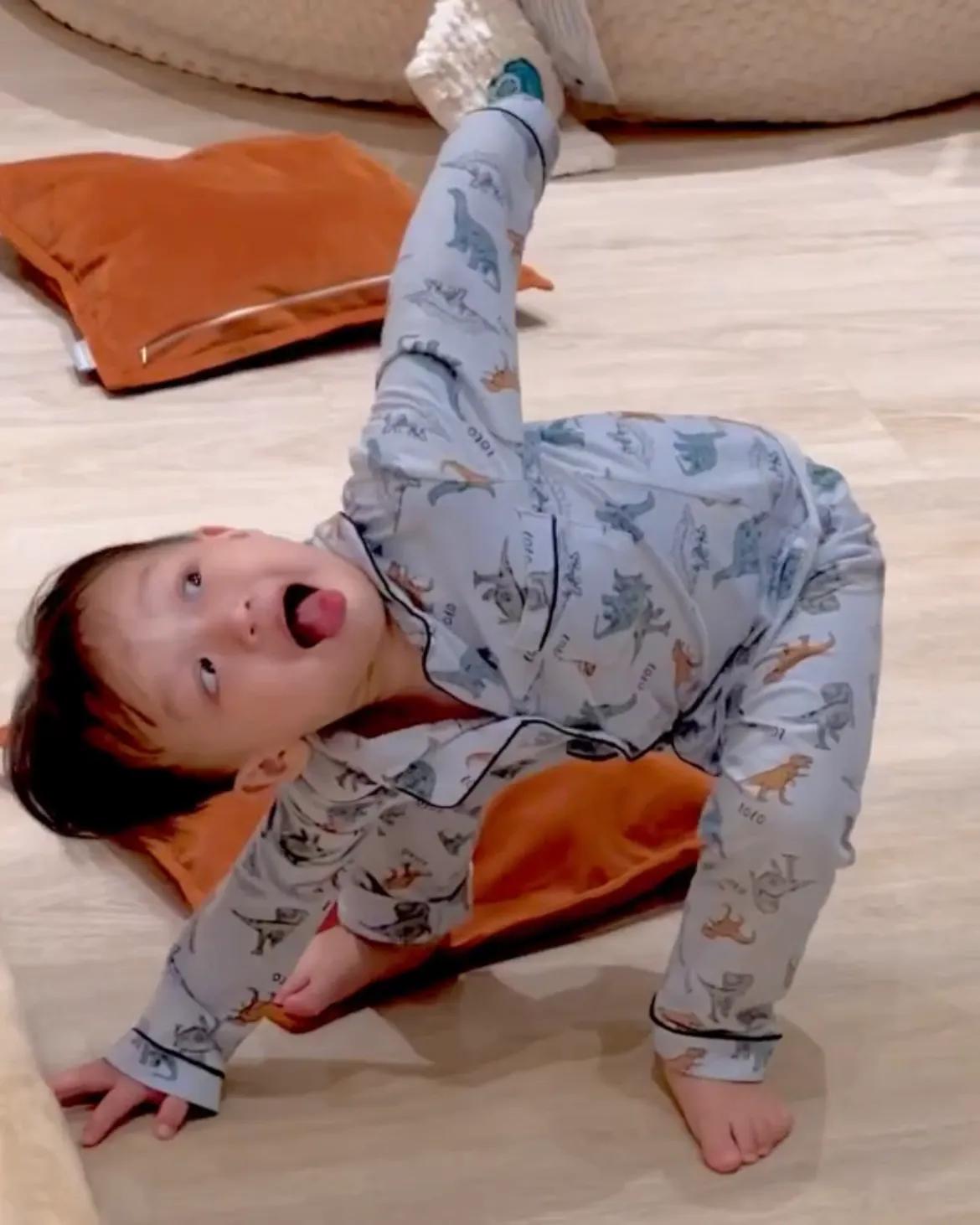 胡杏儿|胡杏儿老公晒全家福为小儿子庆生，透露2岁奕宏被俩哥哥宠爱长大