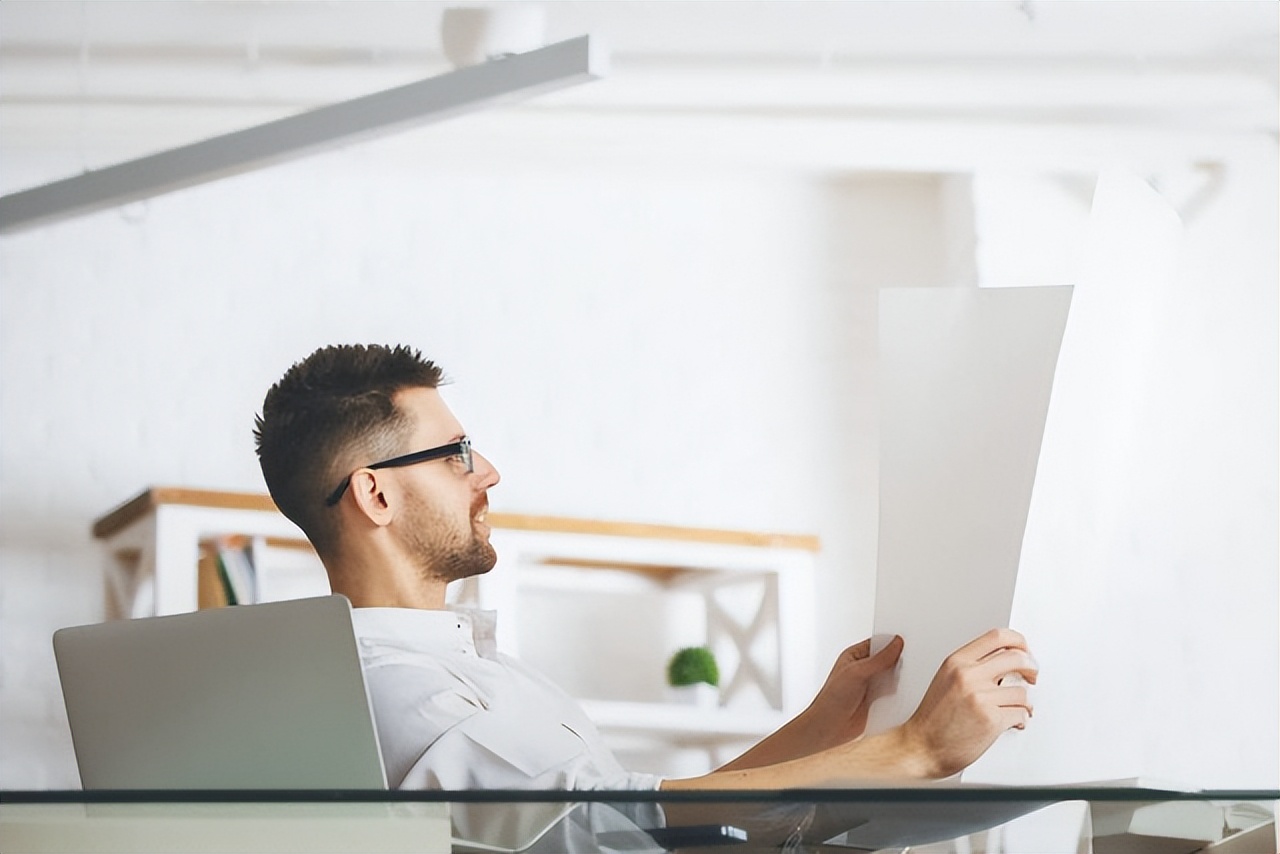 董明珠怒斥员工“吃着碗里看着锅里”,维度不同思考必然存在差异