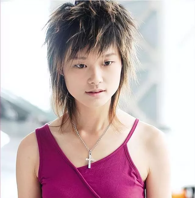 湾区一场晚会,被撕下“遮羞布”的李宇春,网友质疑何德何能?