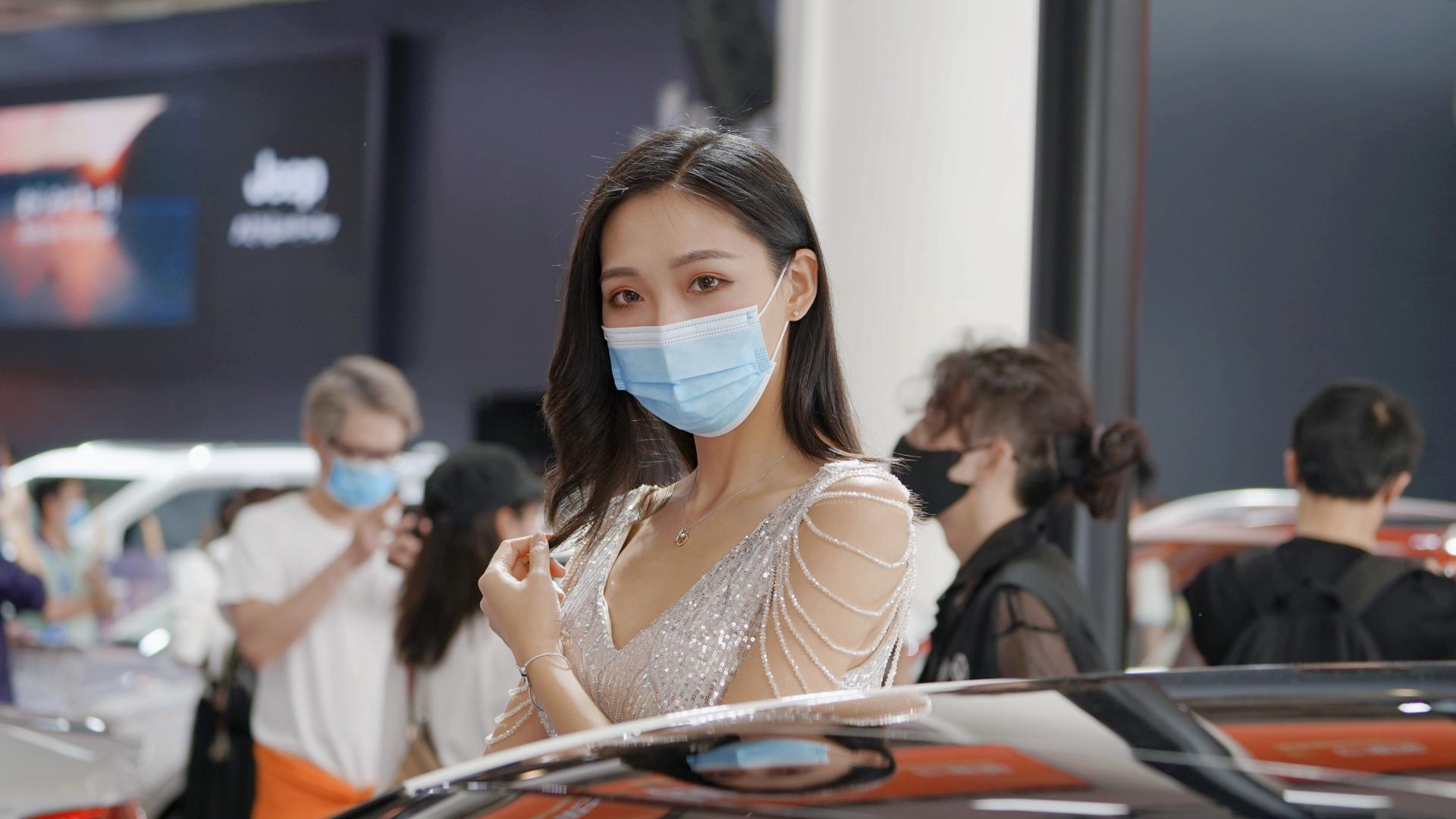 能让72岁张纪中“偷瞄”的这位美女，其身份果然不简单