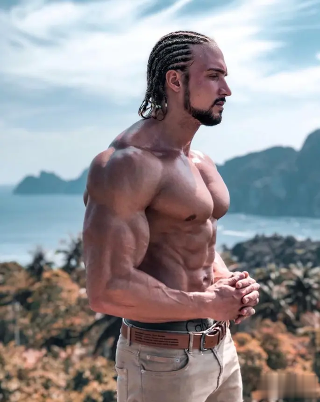 30岁健身网红猝死震惊网友!过度锻炼躺女友怀中离世…