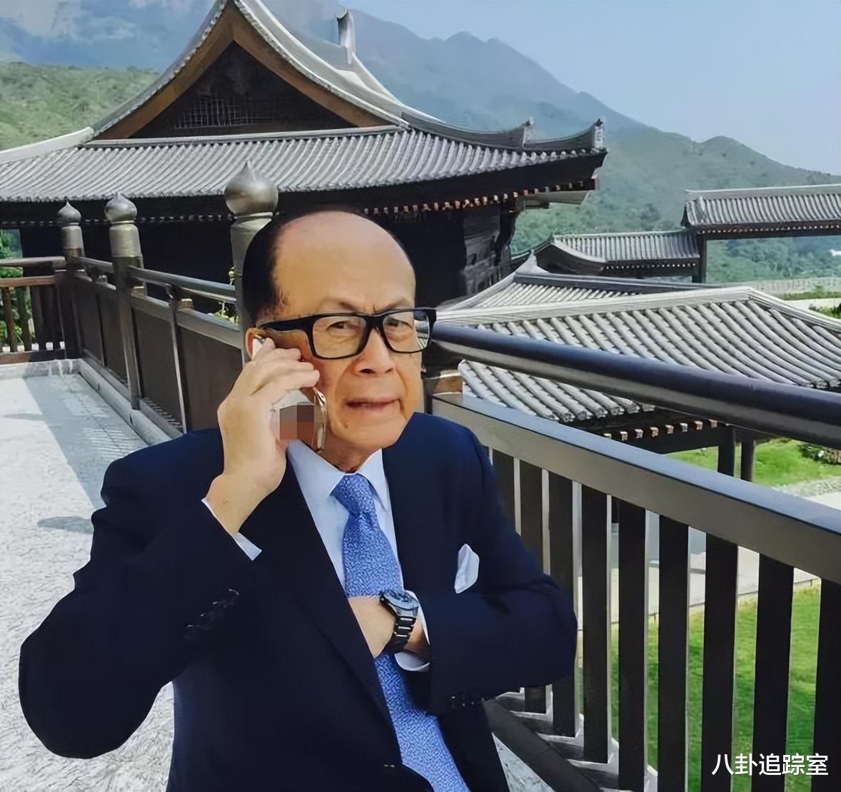 94岁李嘉诚顶高温现身寺庙，全程无人搀扶亲上香，疑为梁洛施祈福