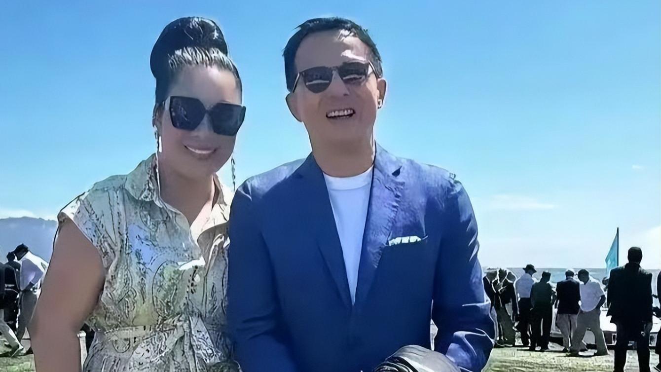 56岁李泽楷现身私人聚会，与富婆合影略显发福，梁洛施疑陪伴身侧