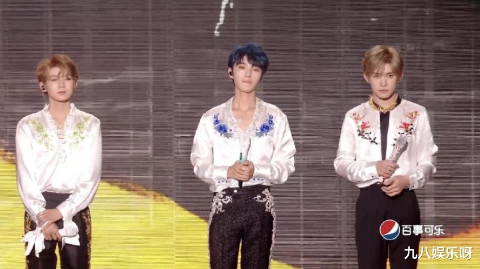 TFBOYS蛋糕倒了,三人相视一笑,王源高情商救场被称:最体面