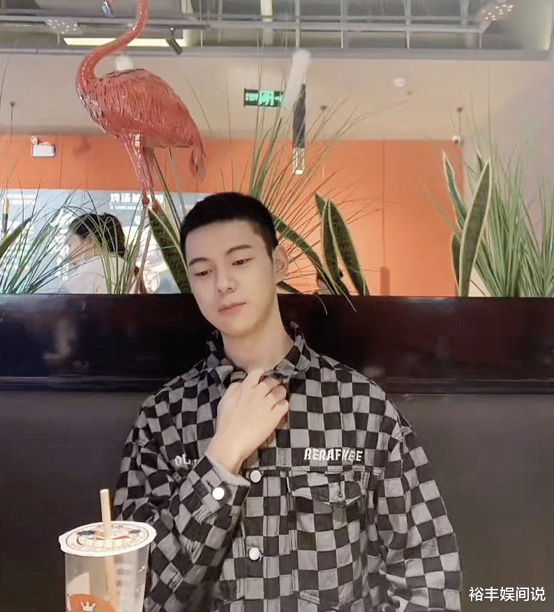 噩耗！网红湘玉24岁男友去世，生前用葡萄求婚，死后带骨灰游西藏