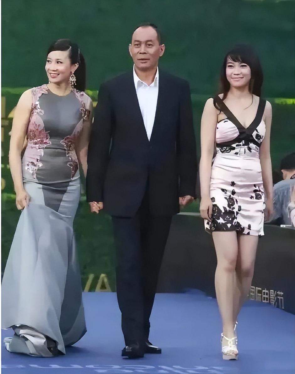 玫瑰 张北光女儿发育过猛！穿吊带裙与爸妈同框，分不清谁是妈谁是女儿