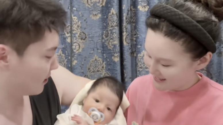 赵本山外孙正脸照首曝光，球球晒一家三口合影，透露儿子5斤多