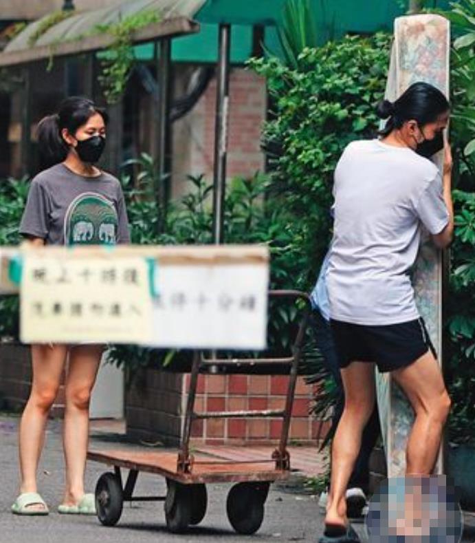 42岁李威转行卖茶具,拉生锈推车现身街头,与女友搬运沙发接地气