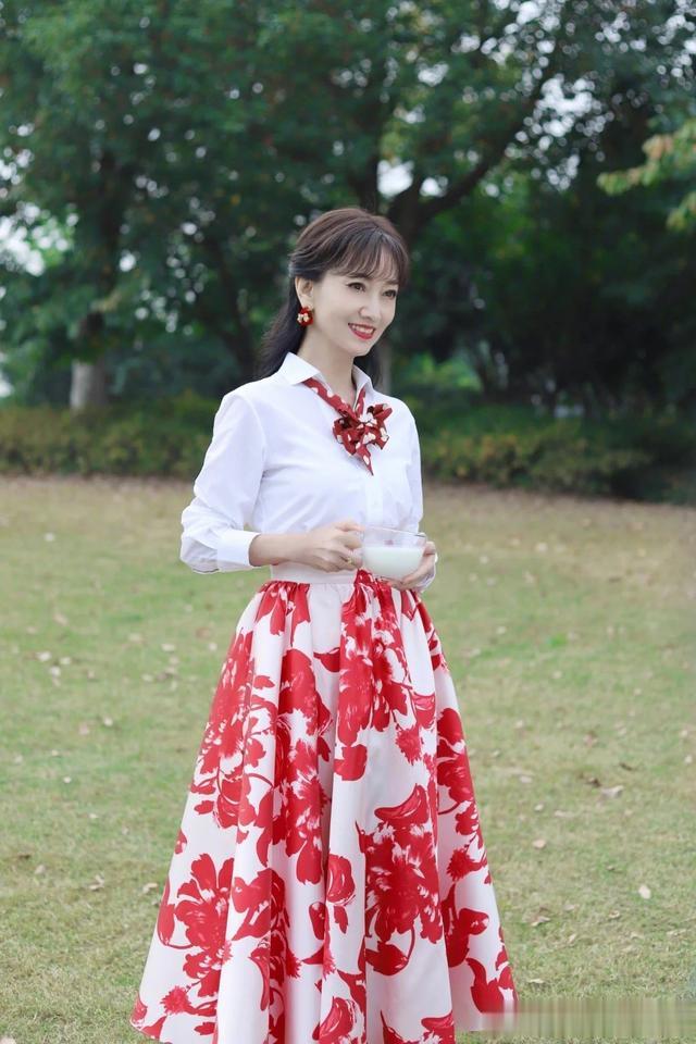 赵雅芝亲身示范:大衣不配打底裤、不留大妈头,到70岁都没大妈感