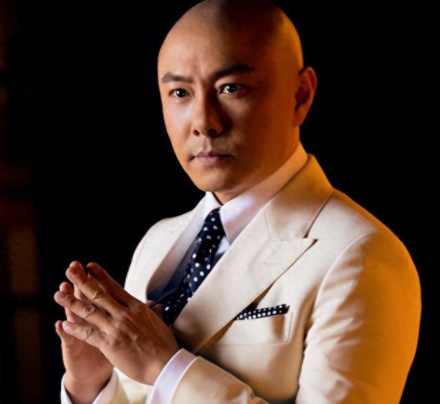 58岁张卫健现身舟山街头，戴墨镜身形佝偻，看他电视剧长大的！