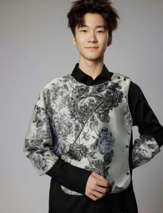 张亮|15岁天天近照曝光,身材挺拔身高超1米9