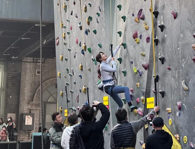 曾黎|曾黎和郝蕾录节目学攀岩,前者手脚灵活,后者朴素到认不出是明星