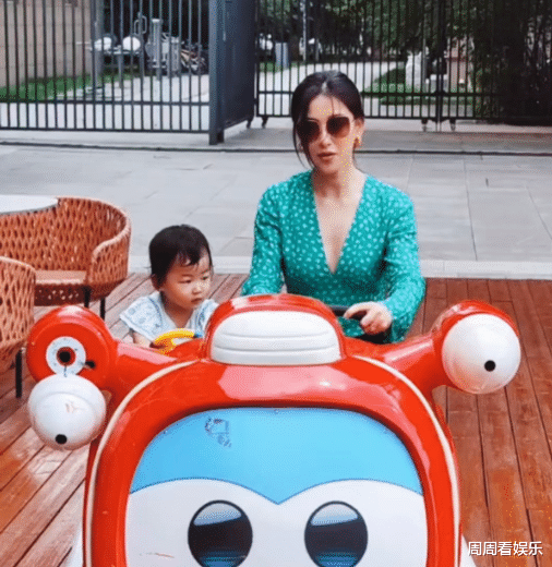 朱珠一家三口出游！穿深V连衣裙险走光，富豪老公长相帅气似窦骁