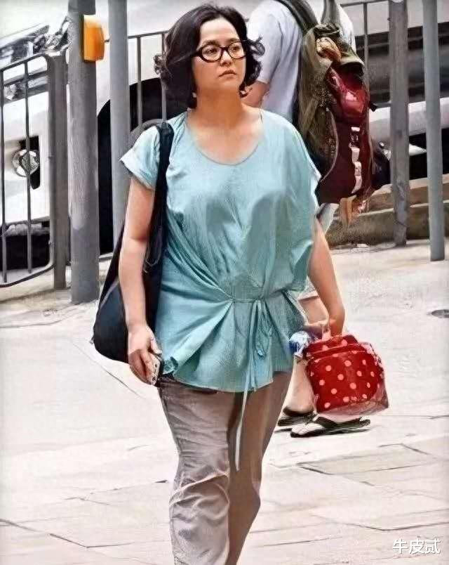 过气女港星的现状：一代女神卑微求工作，漂亮也只能在小区做保安