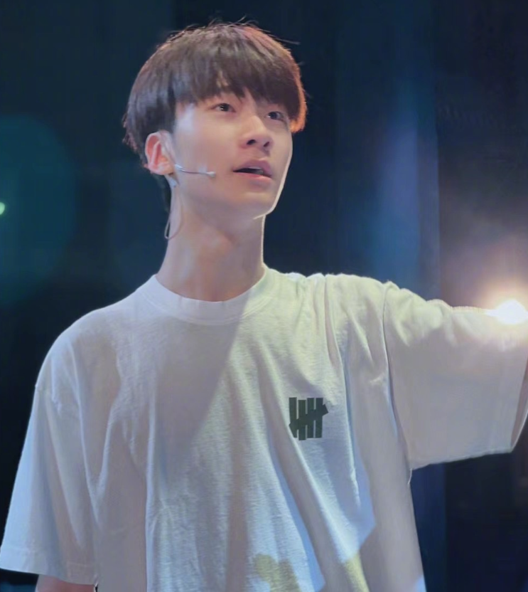 15岁张悦轩近照曝光,穿万元卫衣逛美术馆!